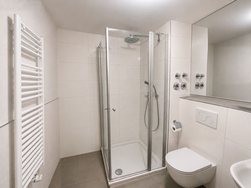 Erstbezug nach Komplettsanierung – Helle und geräumige 3 Zimmer-Wohnung mit Südbalkon u. Stellplatz